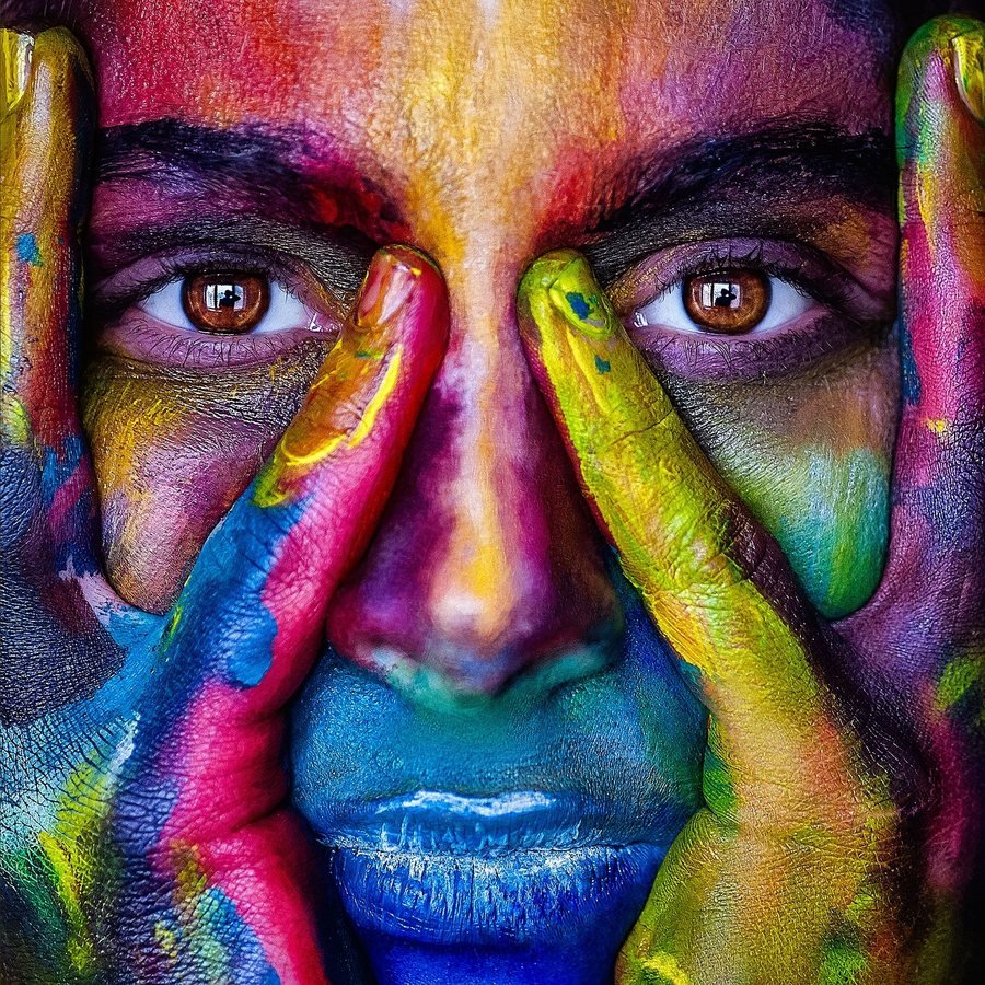 Volto dipinto con colori vivaci