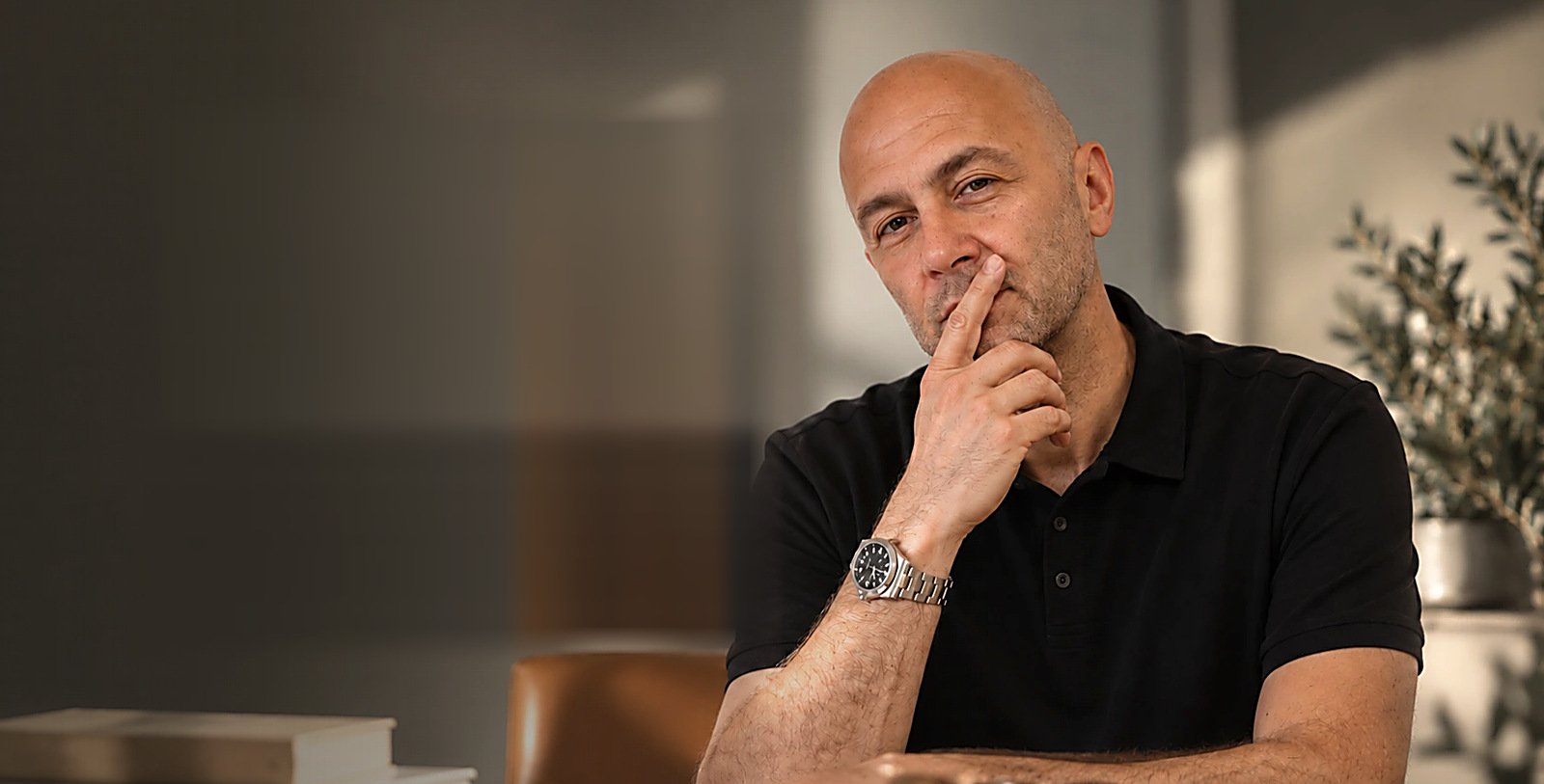 Il dottor Gian Paolo Baruzzi nel suo studio, con la luce del pomeriggio
