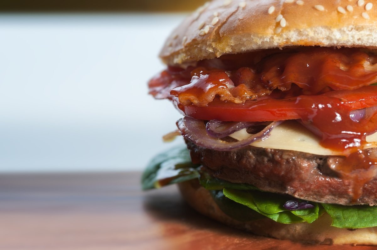 Panino con carne e formaggio: cibo ultra-processato
