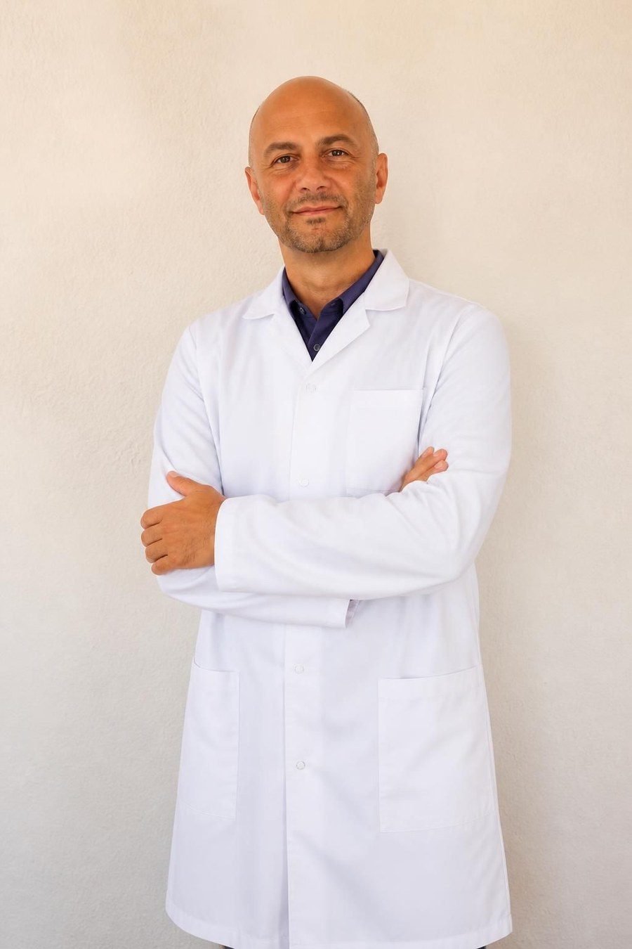 Il dottor Gian Paolo Baruzzi nel suo studio