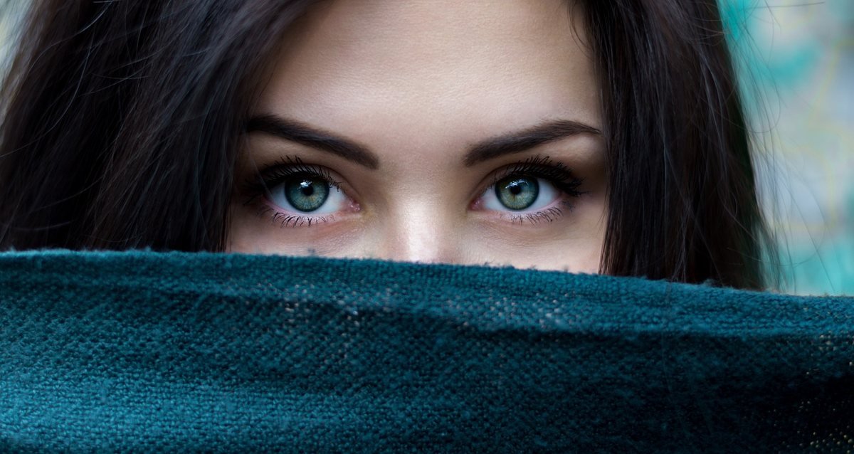 Sguardo stanco con il viso coperto in parte